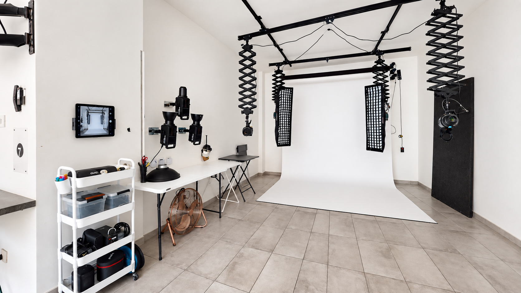 Le plateau photo et les rails de lumière du Studio T7